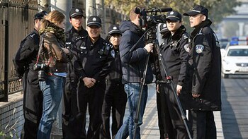 La policía china expulsa a