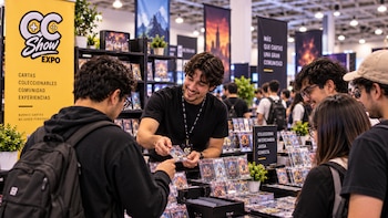 Una camiseta firmada por Maradona, cartas de Pokémon de alto valor y fanáticos disfrazados se dan cita en el Card Show Expo 2026 de Bogotá