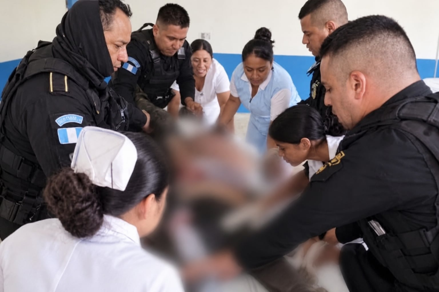 Agentes de la Policía Nacional Civil y enfermeras guatemaltecas auxilian a un paciente en un centro de atención médica. (Imagen Ilustrativa Infobae)