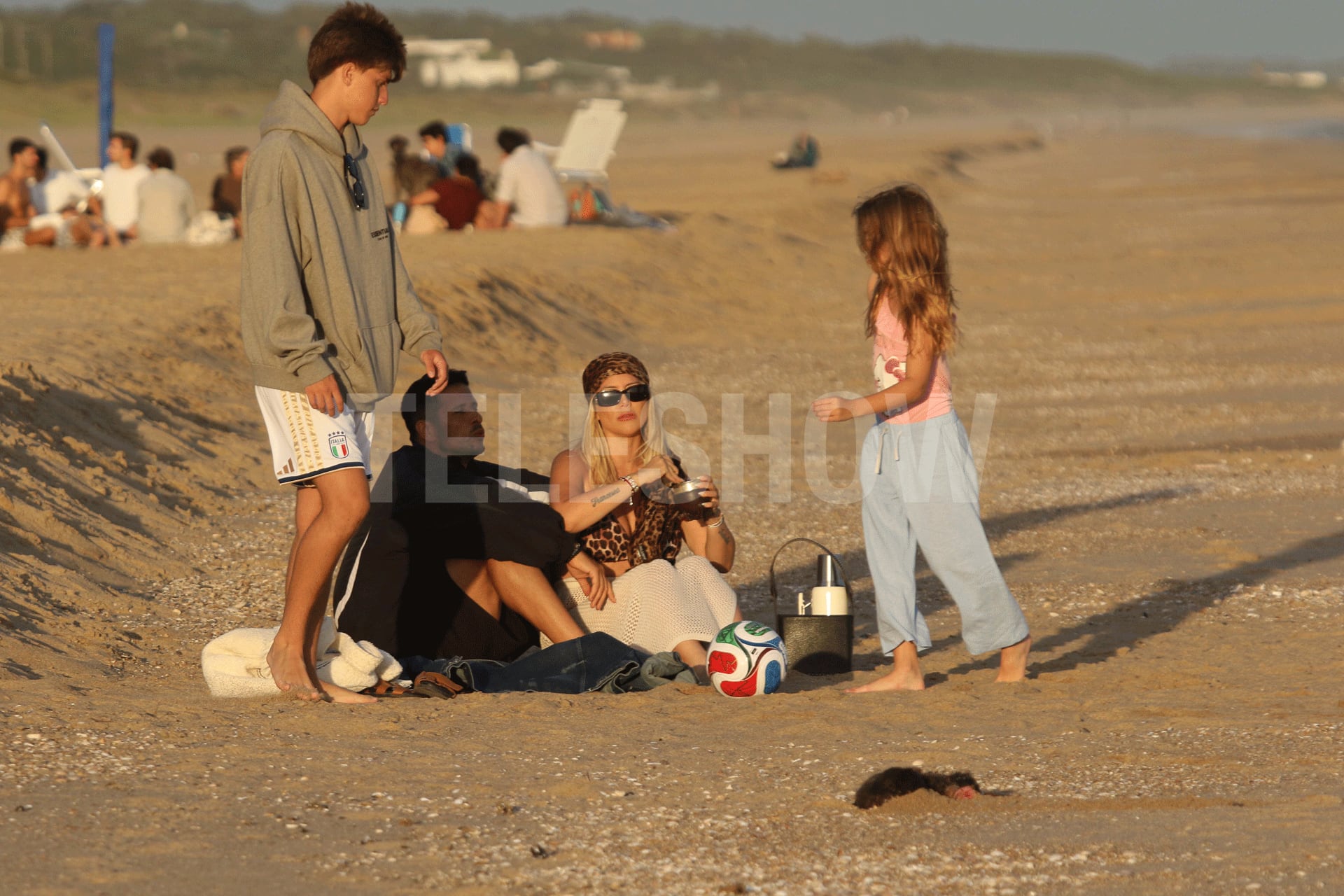 Wanda Nara y Martín Migueles compartieron una tarde familiar en la playa, rodeados de chicos y lejos del ruido mediático