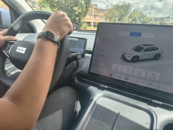La conducción moderna redefine la relación entre conductor y auto con cámaras, sensores, inteligencia artificial y conexión satelital.