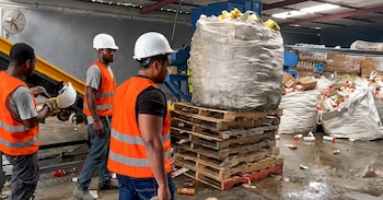 Las autoridades desmantelaron en almacenes de San Cristóbal una estructura vinculada con prácticas ilícitas en el comercio de alimentos. (Cortesía: Pro Consumidor)