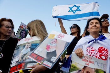 Una mujer lleva una bandera