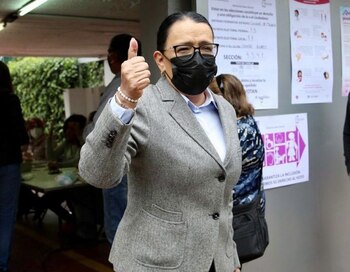 Rosa Icela Rodríguez, secretaria de Seguridad y Participación Ciudadana, al salir de la casilla tras emitir su voto.