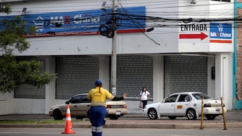 El sector privado formal avala la supervisión, pero exige reglas parejas, mientras pequeños negocios alertan por efectos indirectos que podrían sentirse en góndolas y bolsillos, con la informalidad como telón de fondo (EFE)