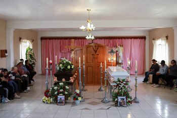 Familiares asisten al funeral de