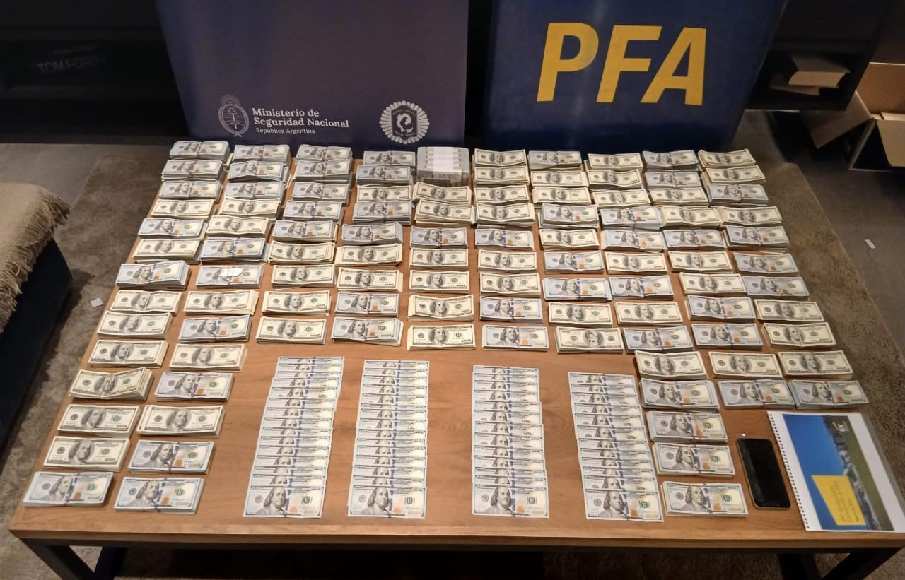 Dinero en efectivo, incluyendo fajos de dólares, fue secuestrado en los allanamientos realizados en domicilios vinculados al ex titular de ARSAT, Facundo Leal, durante una investigación.