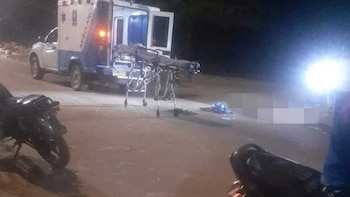 Lo sacaron de una ambulancia