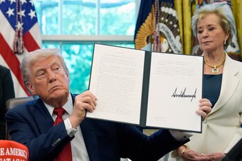 Donald Trump con una orden ejecutiva que firmó sobre temas educativos. (AP foto/Alex Brandon)