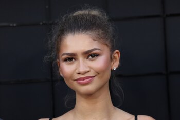Durante la ceremonia remota de los premios Emmy 2020, Zendaya aceptó su primer premio a la mejor actriz principal desde su casa, rodeada de amigos y familiares (REUTERS)