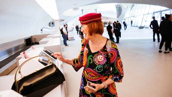 Una pasajera se registra en