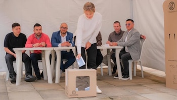 Verónica Alcocer al fin llegó a votar luego de que Gustavo Petro lo hiciera sin ella: estuvo acompañada de sus hijos