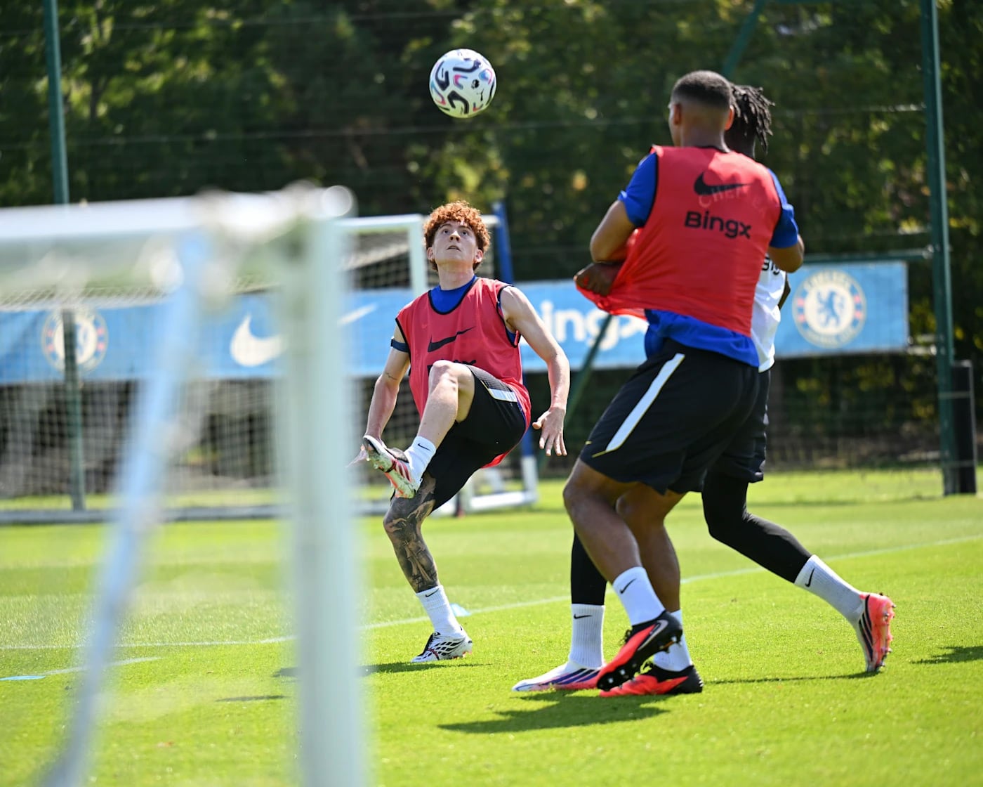 Valentín Barco intenta controlar la pelota en la práctica del Chelsea (Chelsea FC)