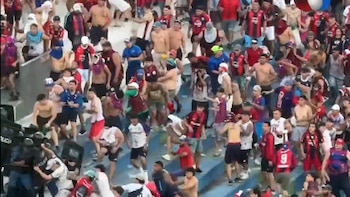 El video de los incidentes en el clásico Cerro Porteño-Olimpia: el cruce entre hinchas y la Policía que obligó a suspender el partido