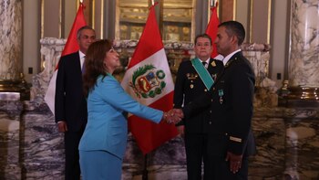 Dina Boluarte entregó insignia a
