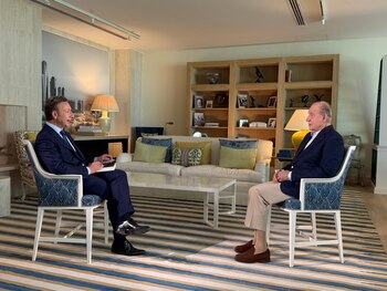 El periodista Stéphane Bern junto