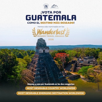 Pirámide principal de Tikal, ruinas mayas, densa selva tropical y cielo azul. La imagen incluye texto promocional de Guatemala para premios de viaje