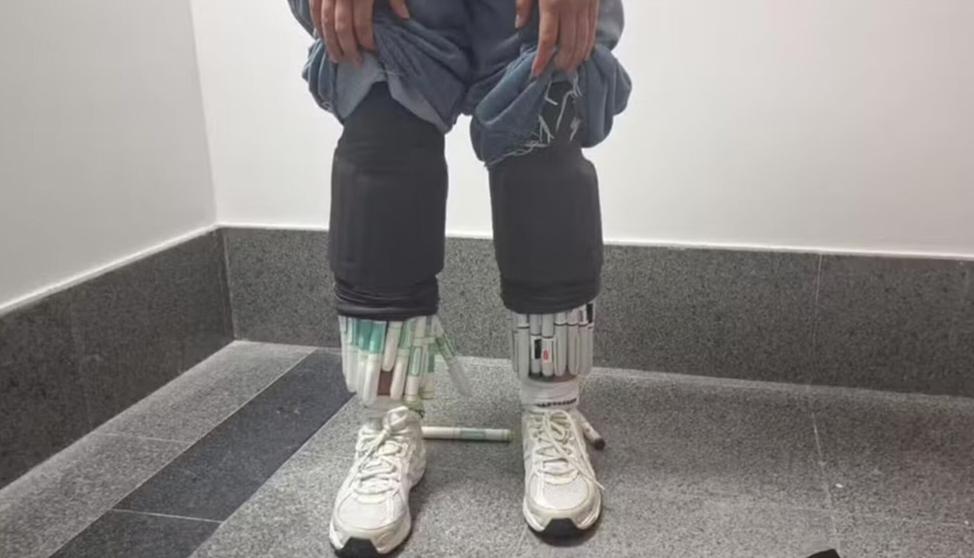 Mujer brasileña detenida con plumas (crédito: Agencia Tributaria Federal brasileña)