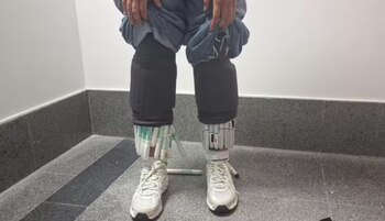 Mujer brasileña detenida con plumas