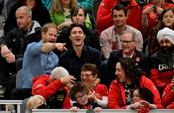 El primer ministro de Canadá, Justin Trudeau, y el príncipe Harry de Gran Bretaña reaccionan durante la competición de remo en pista cubierta de los Juegos Invictus en Vancouver, Columbia Británica, Canadá, el 16 de febrero de 2025. (REUTERS/Jennifer Gauthier).