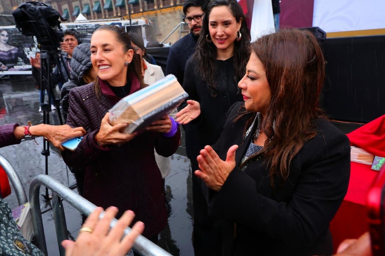 La jefa de Gobierno destacó que los libros fortalecen la imaginación y el pensamiento crítico entre jóvenes. Crédito: Clara Brugada