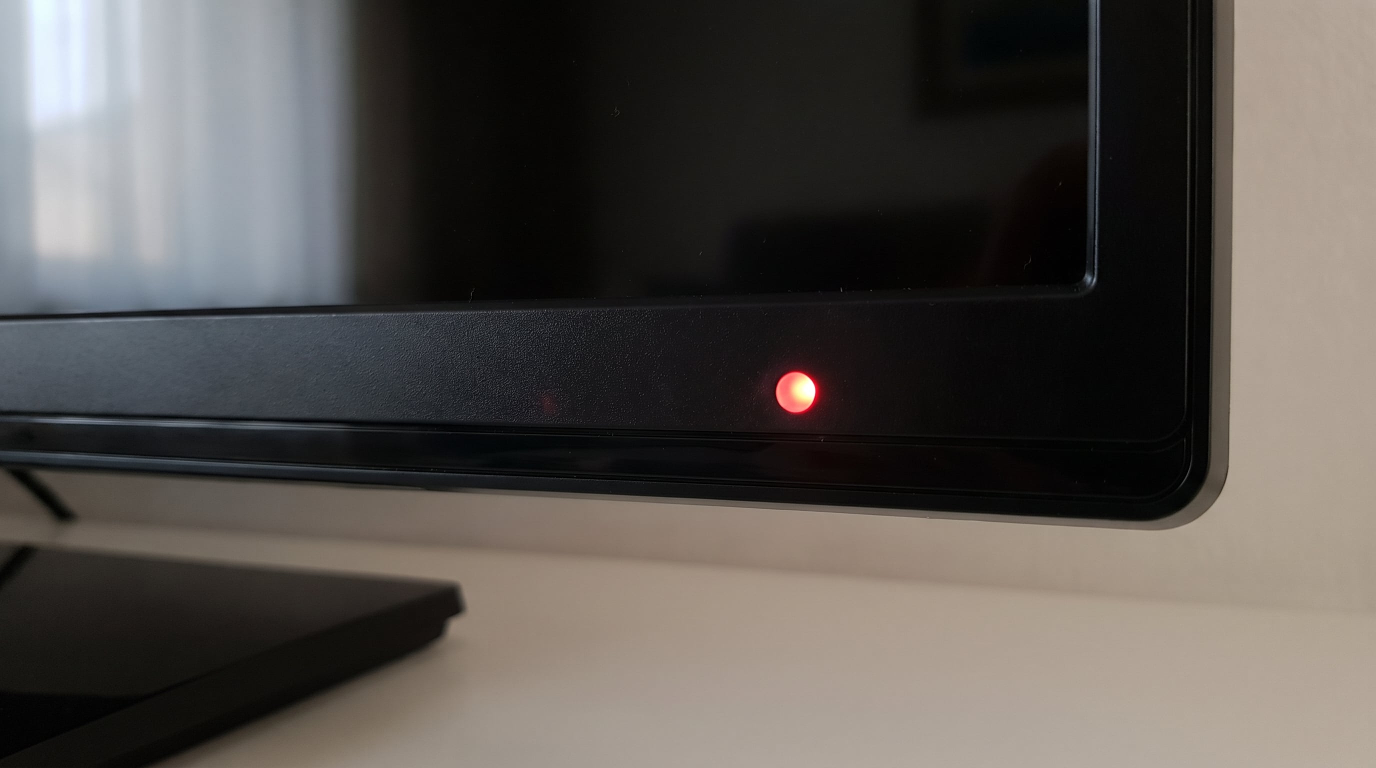 La luz roja fija en los televisores inteligentes indica que el equipo se encuentra en modo de espera. (Imagen Ilustrativa Infobae)