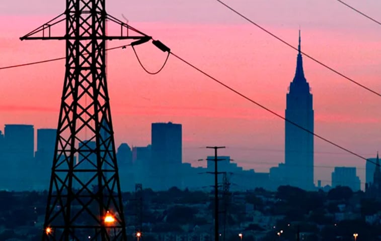 La red eléctrica opera bajo estrictos estándares regulatorios, pero enfrenta limitaciones por envejecimiento de la infraestructura y retrasos en renovables (AP)