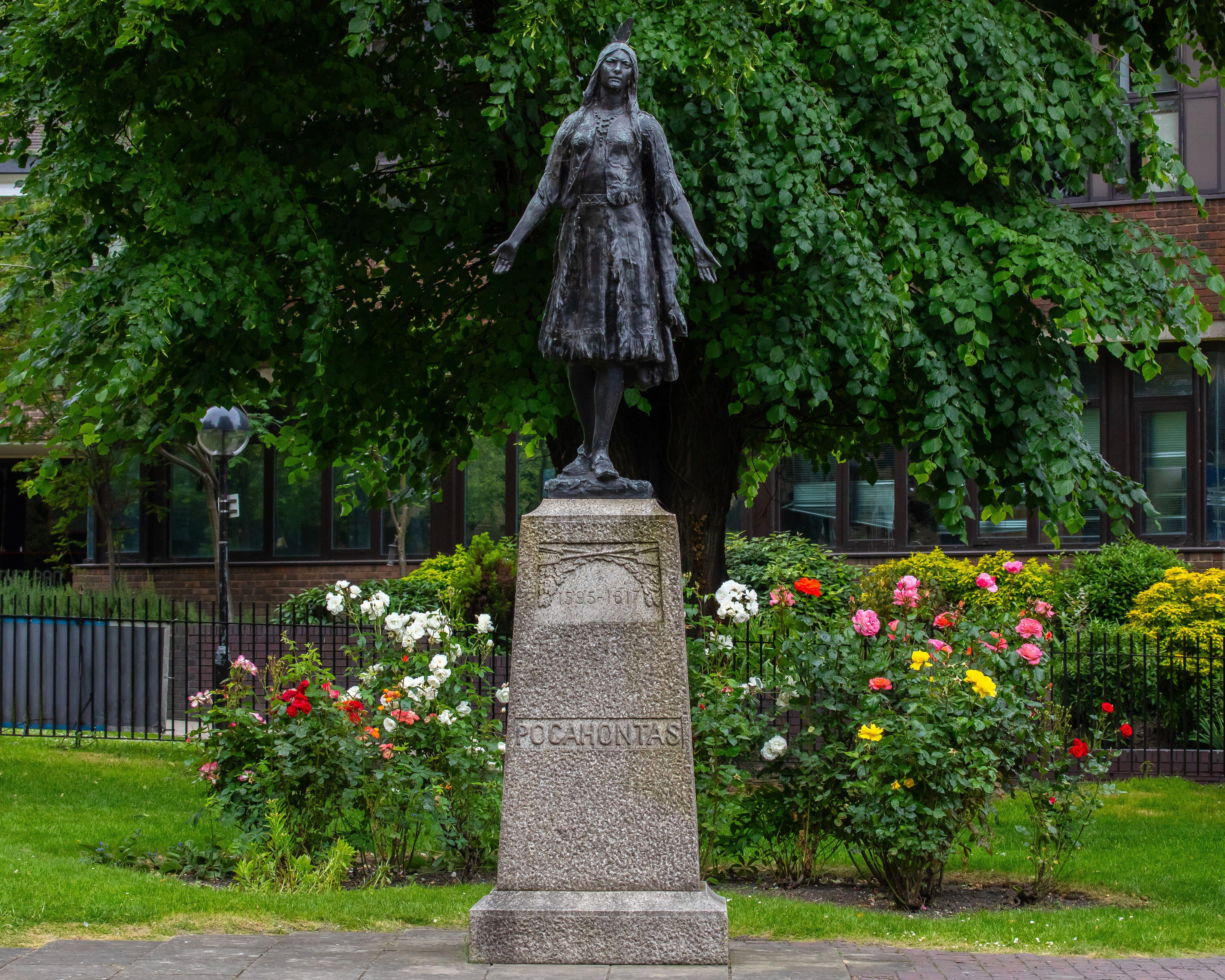 Monumento a la princesa Pocahontas, situada en el cementerio de la iglesia de San Jorge en Gravesend, Kent, Reino Unido