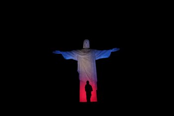 El Cristo Redentor se iluminó con los colores de la bandera del Reino Unido, después de que el gobierno de Brasil decretara tres días de luto tras la muerte de la reina Isabel II (REUTERS/Pilar Olivares)