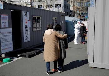 Una mujer con su hija