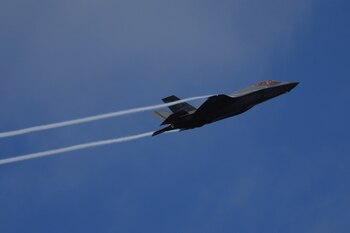 El F-35A Lightning II necesita al menos dos reabastecimientos en vuelo para completar el viaje de Nueva York a Los Ángeles. (REUTERS/Toby Melville/ARCHIVO)