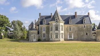 El castillo medieval francés que se vende por 1,5 millones de euros: 20 estancias y una capilla del siglo XVI con vidrieras históricas