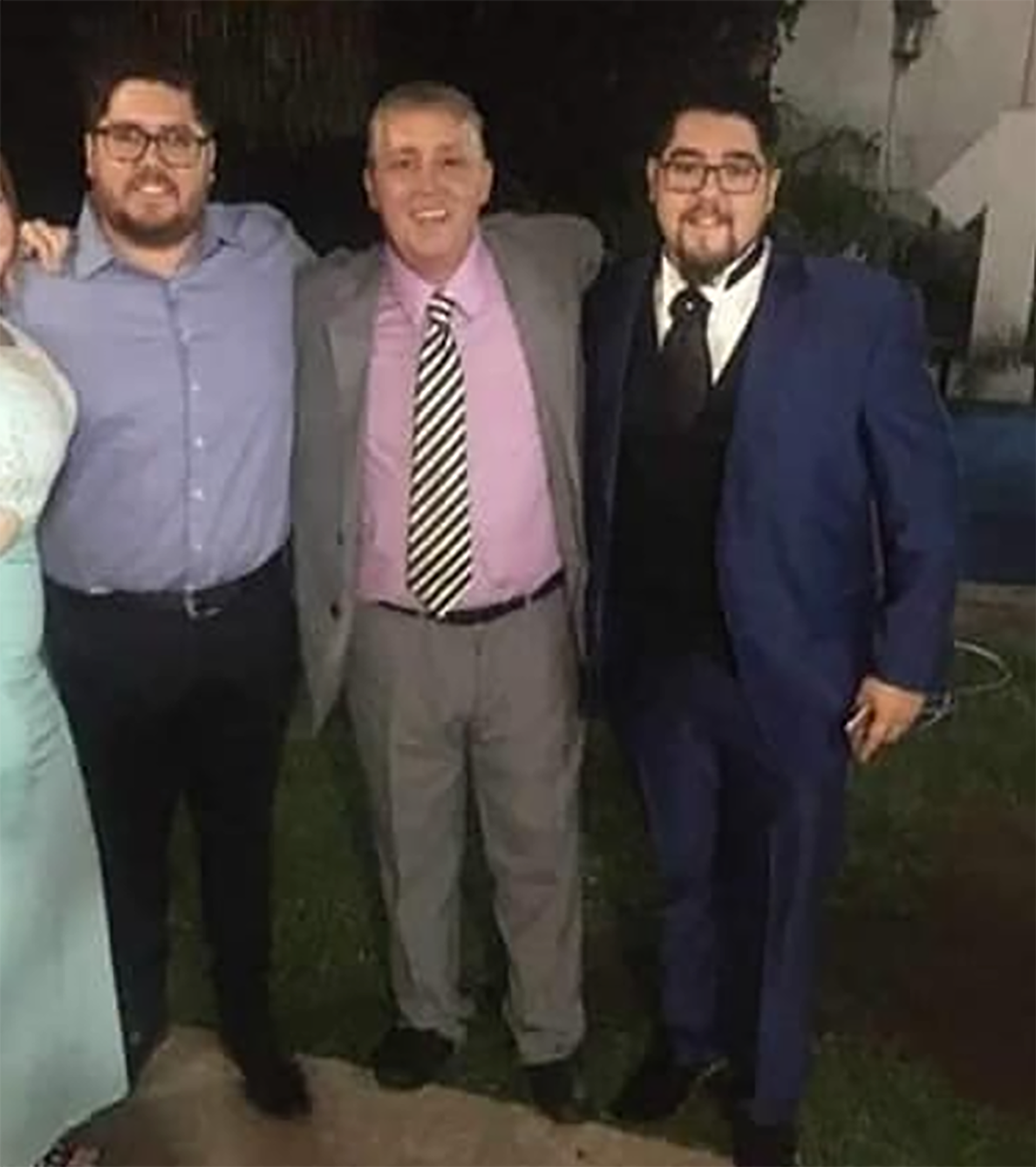 El presunto jefe de la banda junto a sus dos hijos