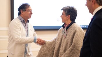 Gustavo Petro le insiste a