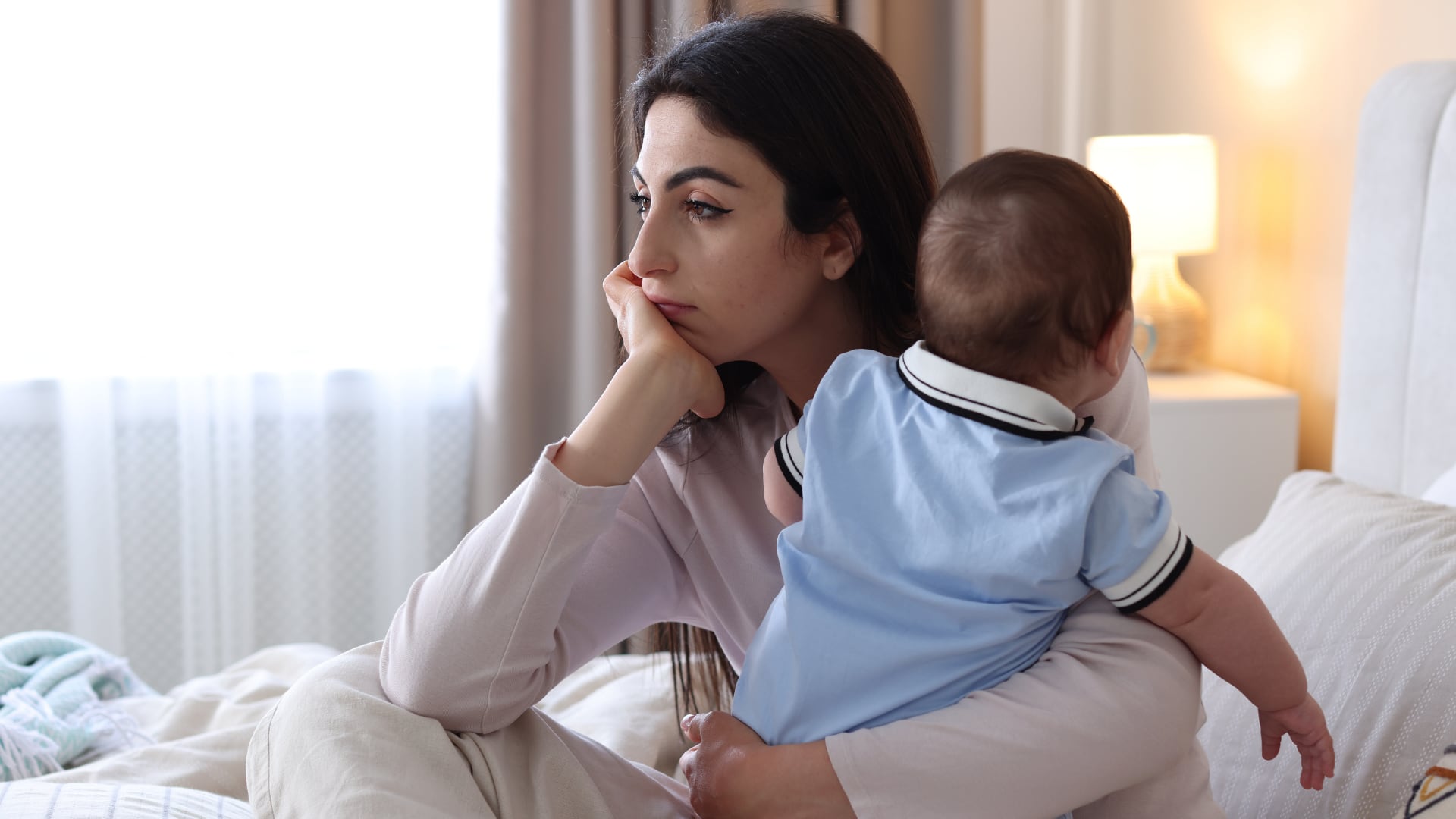 La psicosis posparto no es una depresión posparto grave, sino una emergencia psiquiátrica con delirios, alucinaciones y relación con el espectro bipolar (Canva)