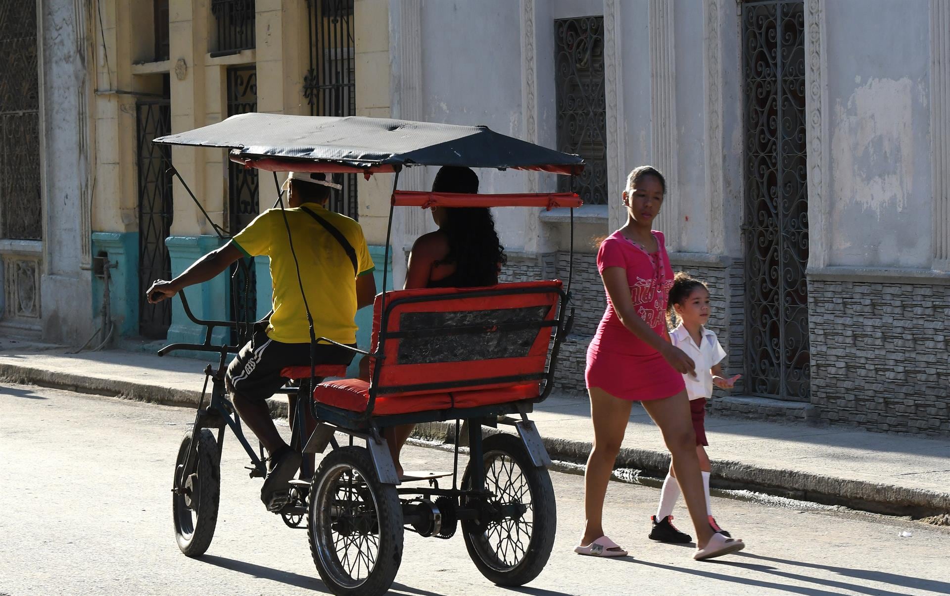 Personas circulan por La Habana durante un apagón en Cuba (Europa Press)
