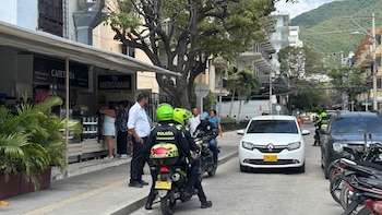 Los uniformados recorren las calles para evitar desmanes - crédito @PoliciaStaMarta / X