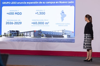 Una mujer observa una gran pantalla con datos e infografía sobre un proyecto industrial de Lego en el estado de Nuevo León