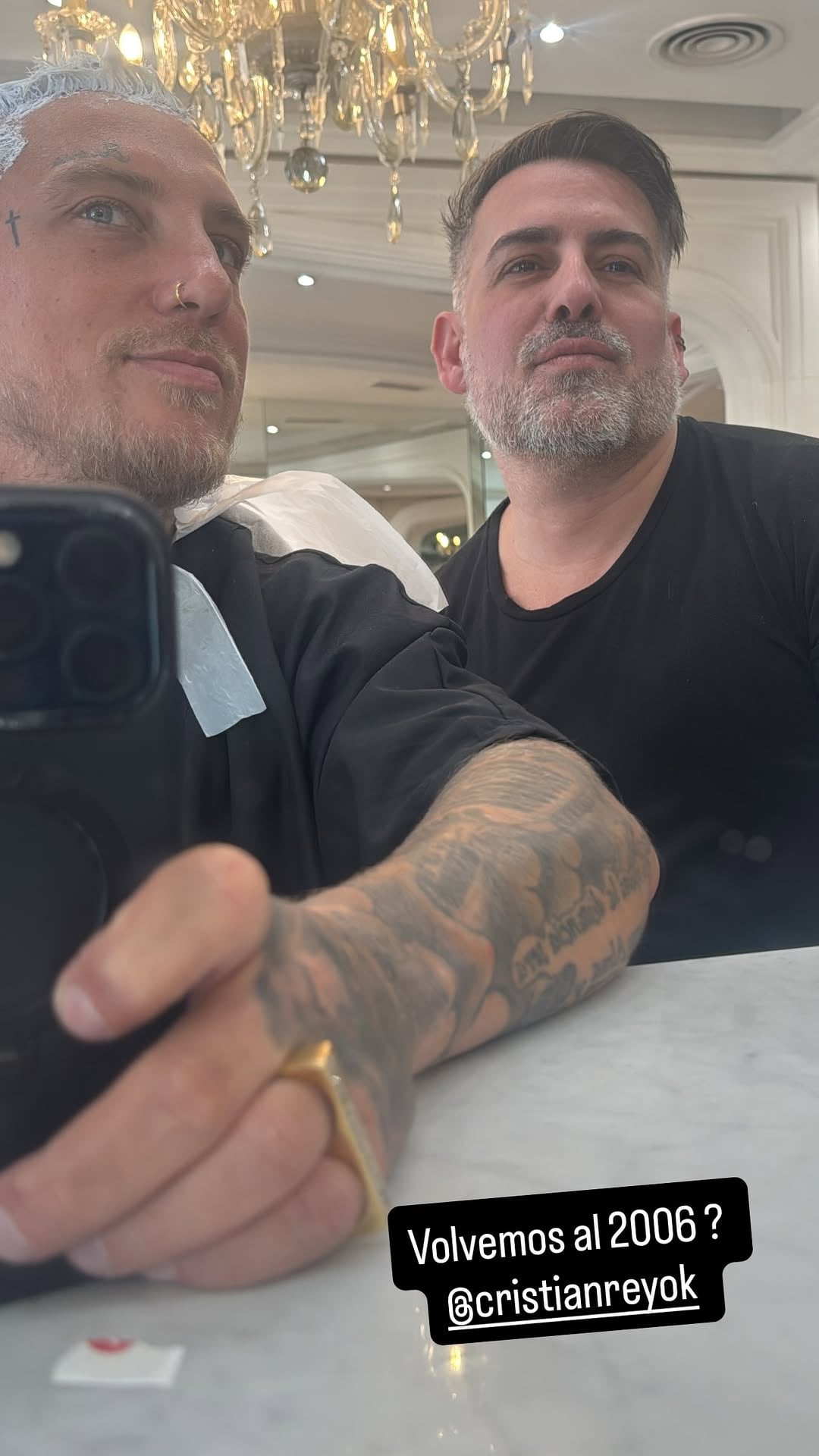 El cantante El Polaco se toma una selfie junto a su estilista mientras realiza un cambio de look en una peluquería.