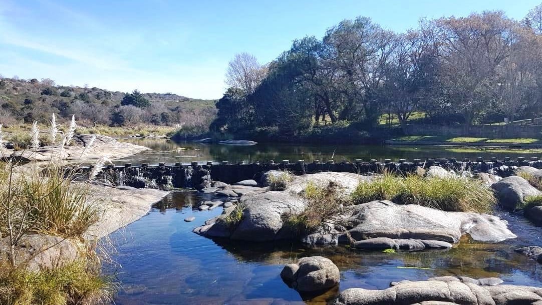 Las ollas naturales, los pozones, las playas de arena y los desniveles de piedra distinguen al río Los Chorrillos en Cabalango (Cabalango Turismo)