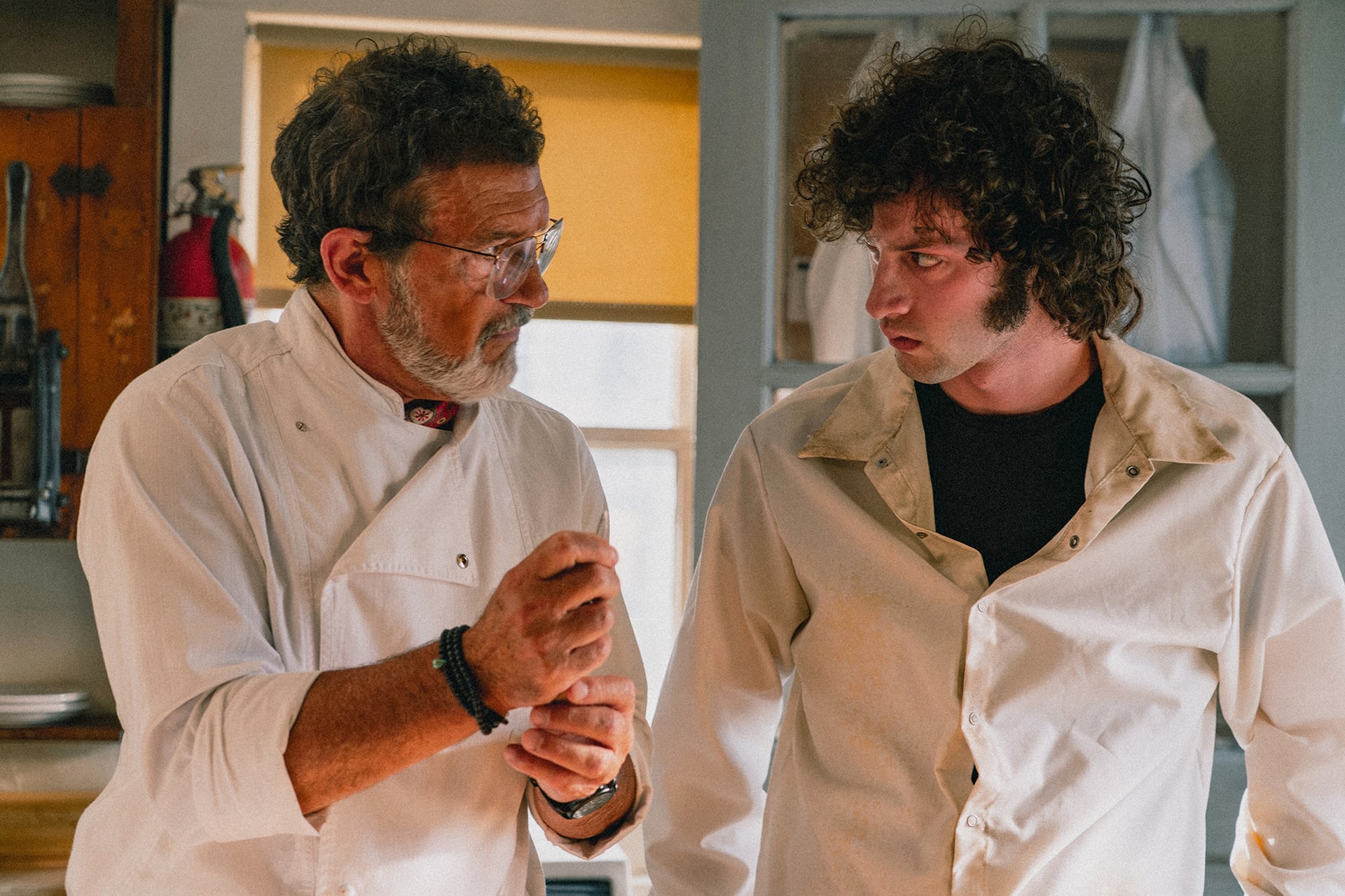 Dominic Sessa da vida a un joven Anthony Bourdain mientras que Antonio Banderas es el chef que ejerce de mentor (A24 via AP)