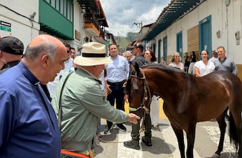 Álvaro Uribe donó un caballo para la subasta