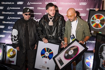 El sello Warner Music entregó a Kris R 30 placas de certificación por su rendimiento comercial en plataformas digitales - crédito cortesía Warner Music Group