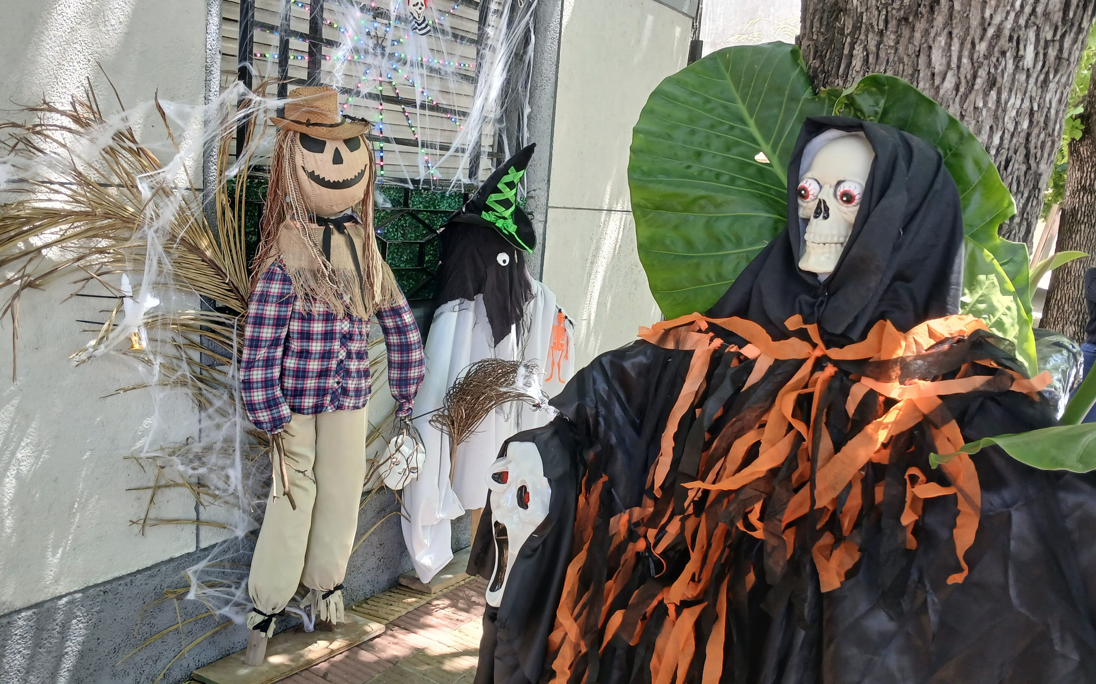 Algunos de los muñecos que se pueden cruzar los visitantes este viernes (Foto: Maximiliano Luna)