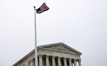 Una bandera de EEUU flamea