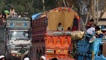 Niños afganos a bordo de