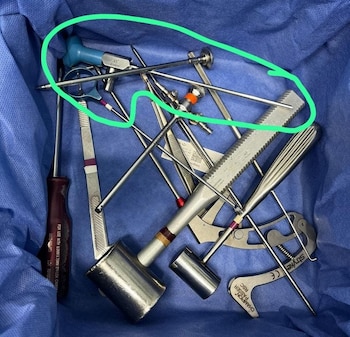 La óptica para artroscopia, mal colocada en una caja