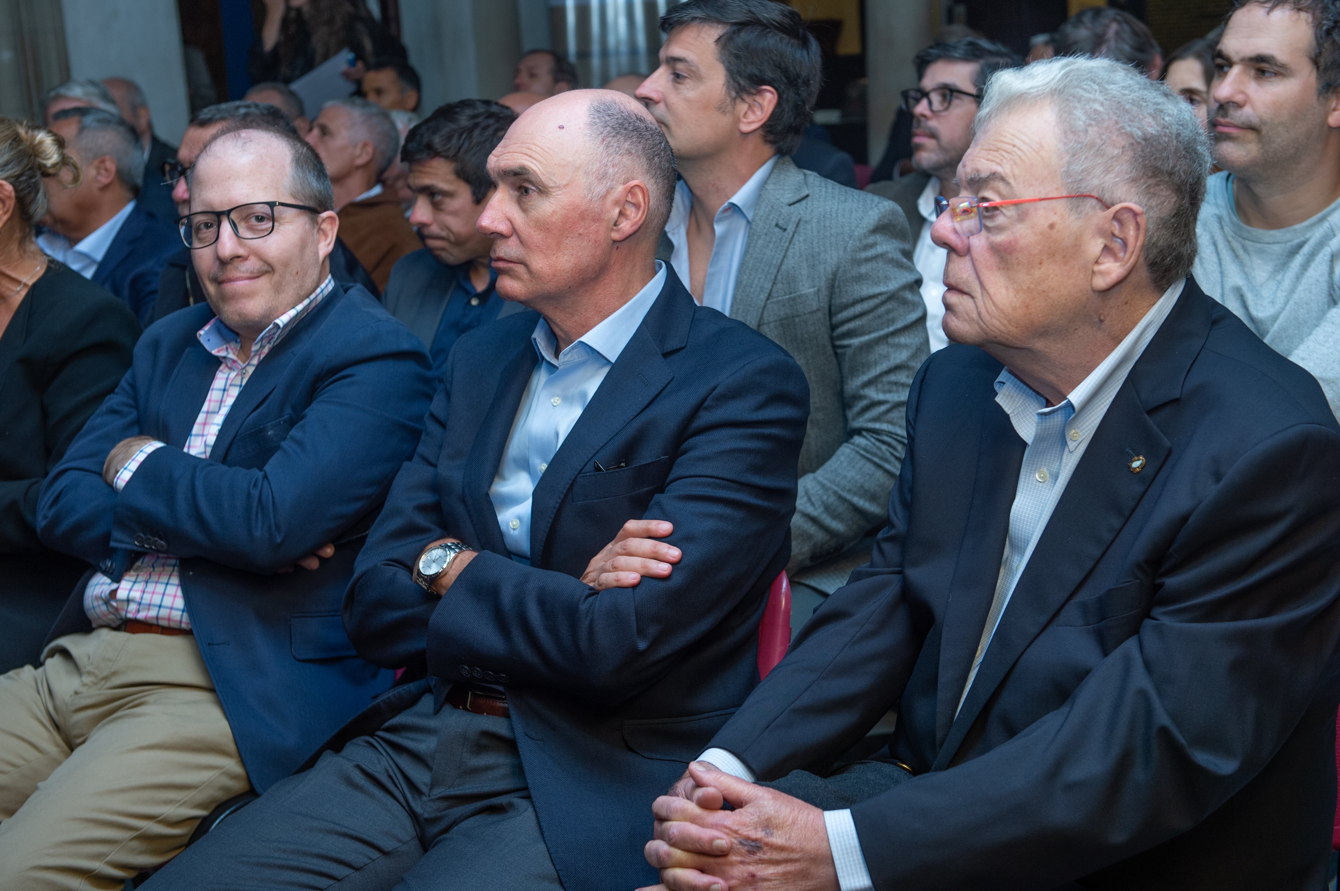 Gonzalo López Nardone, gerente de Asuntos Públicos de TotalEnergies, junto a Dante Ramos y José Luis Sureda