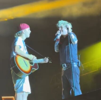 Durante sus últimos conciertos, Joe Armstrong invita a un fan del público para tocar su icónica canción