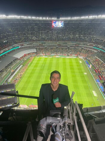 Durante la final del torneo Apertura 2023 el periodista mostró su profesionalismo al gritar los goles del rival.